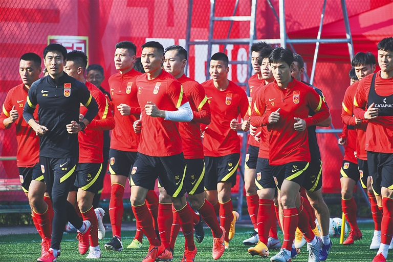 跟队：米兰与普利希奇的续约谈判搁置，可能会直接激活续约条款（跟队记者：米兰与普利希奇续约商谈暂停，或将直接启动续约选项）