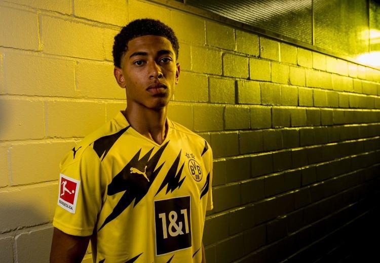 法兰克福客胜后球迷区突发火情，还有球迷从高处坠落后被送医（法兰克福客场取胜后，球迷区突发火情，有球迷高处坠落被送医）