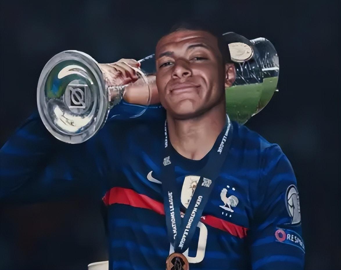 裁判判罚引发球迷不满（判罚争议点燃球迷不满）