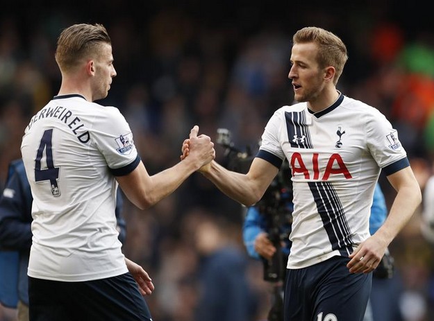 32岁津门虎王牌队长正式转会上港，亚冠首轮亮相柔佛引关注（32岁津门虎王牌队长官宣加盟上港，亚冠首战对阵柔佛备受关注）