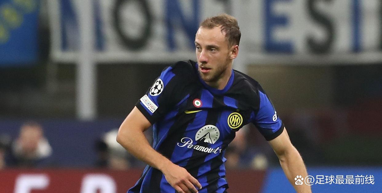 世体：梅西亲签的新秀球星卡被拍卖行估值35000欧元