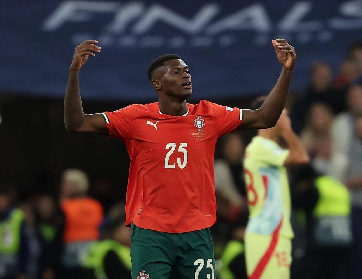 东体：明年3月份国足可能与打进世界杯正赛的亚洲球队热身（东体：国足明年3月或与晋级世界杯正赛的亚洲球队进行热身赛）