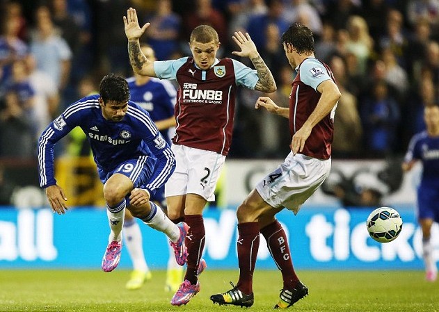 西甲前瞻：巴萨剑指7连胜巩固领跑，奥萨苏纳沦落保级军团（西甲前瞻：巴萨冲击七连胜稳固榜首，奥萨苏纳陷入保级泥潭）