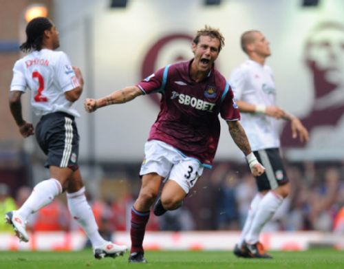 巴萨梅西进球助球队领先塞维利亚（梅西建功助巴萨领先塞维利亚）