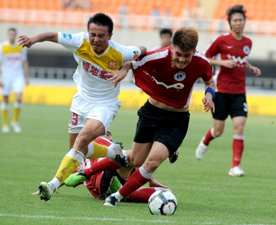 德媒：拜仁密切关注艾希霍恩，赫塔希望将解约金提高至2000万（德媒称拜仁紧盯艾希霍恩，赫塔拟将解约金上调至2000万）